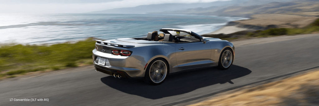 Chevrolet Camaro 2021 conversivel traseira direita