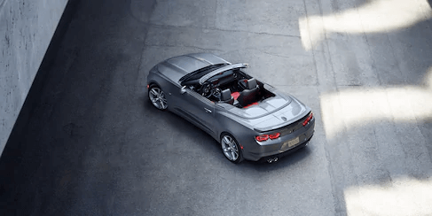 Chevrolet Camaro 2021 conversível traseira esquerda