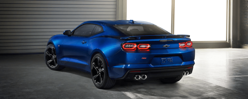 Chevrolet Camaro 2021 traseira esquerda