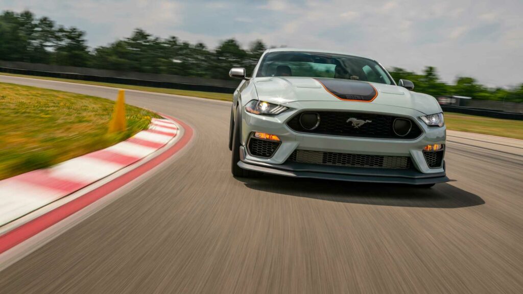 Ford Mustang 2021 frente