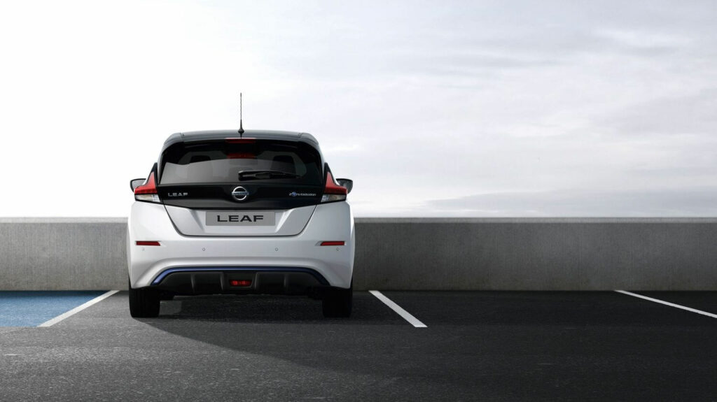 Nissan Leaf 2021 traseira