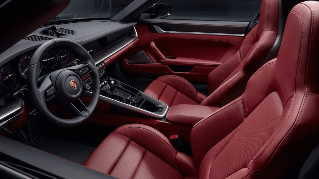 Porshe 911 2021 interior vermelho