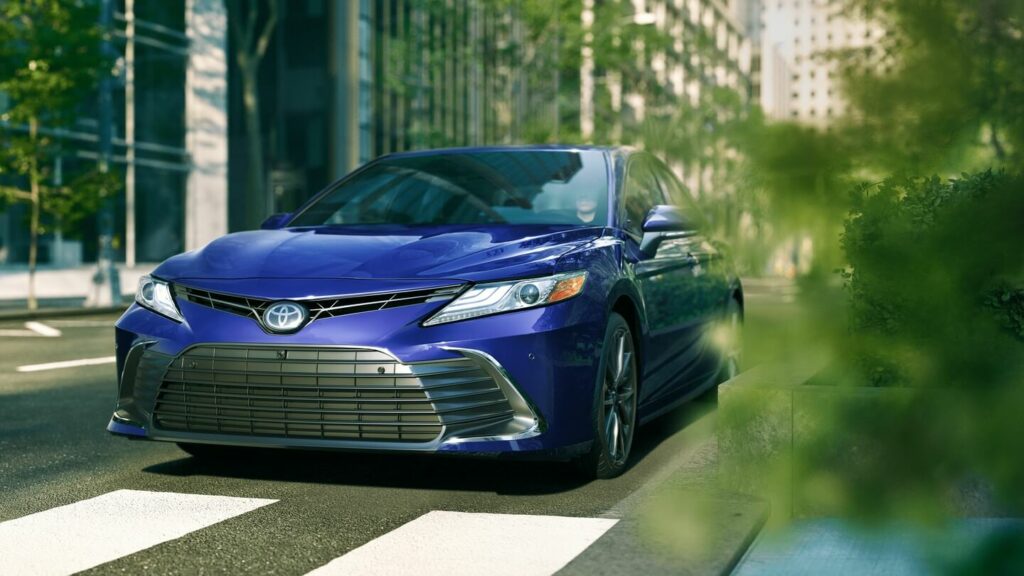 Toyota Camry 2021 frente azul