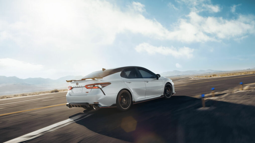 Toyota Camry 2021 traseira direita 1