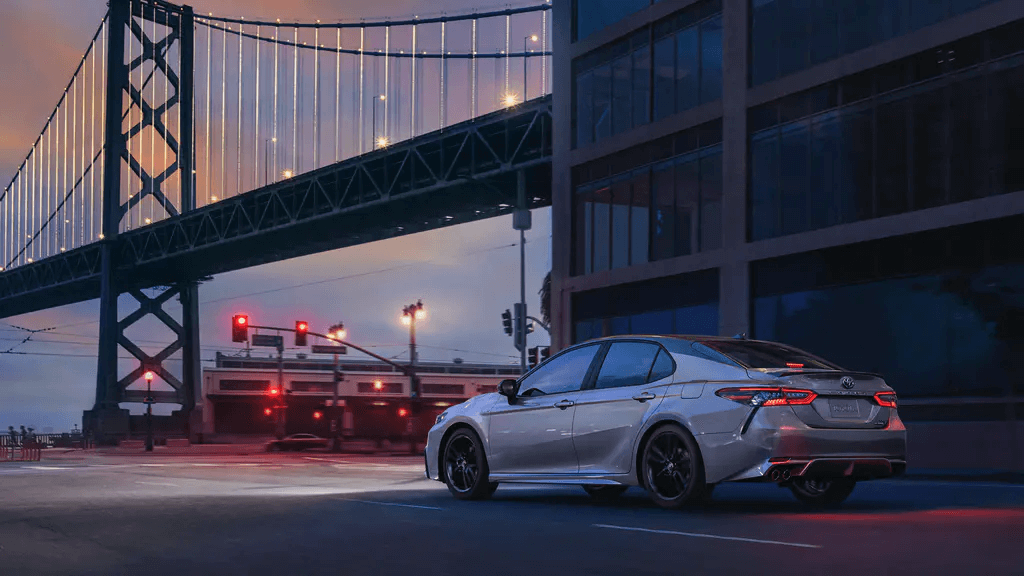 Toyota Camry 2021 traseira esquerda