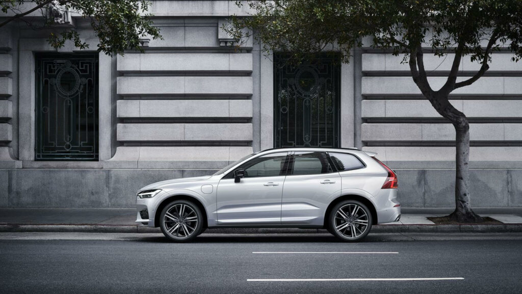 Volvo XC60 2021 lateral esquerda