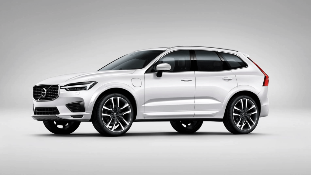Volvo XC60 2021 lateral frente esquerda