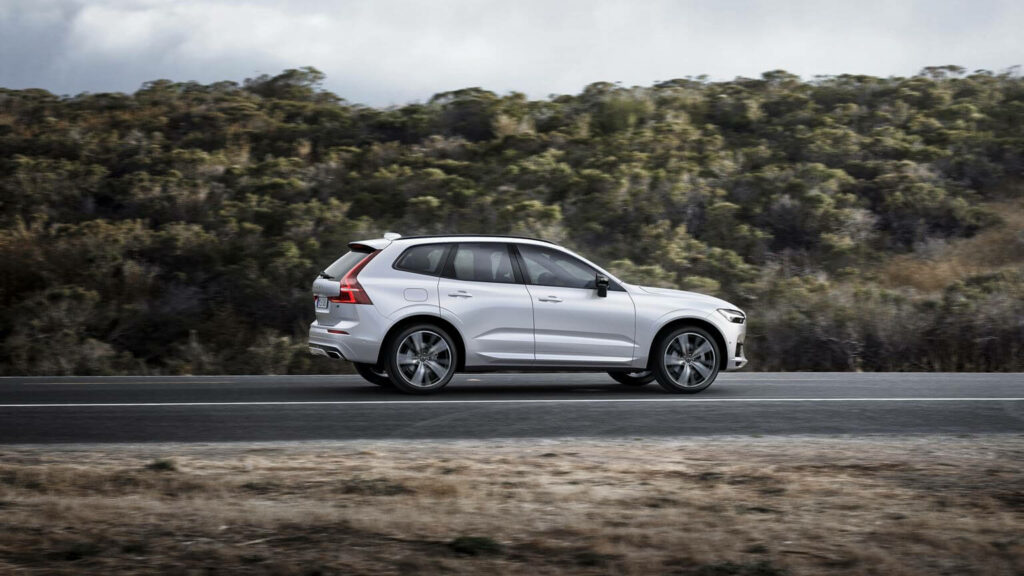 Volvo XC60 2021 lateral traseira direita