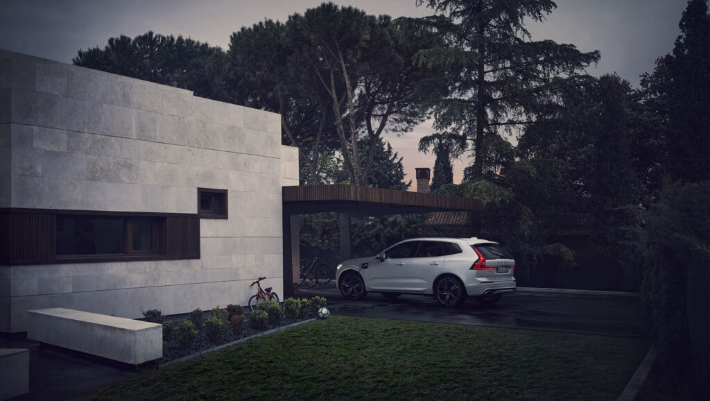 Volvo XC60 2021 traseira esquerda