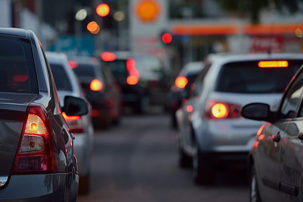 Foto de carros andando na rua, IPVA