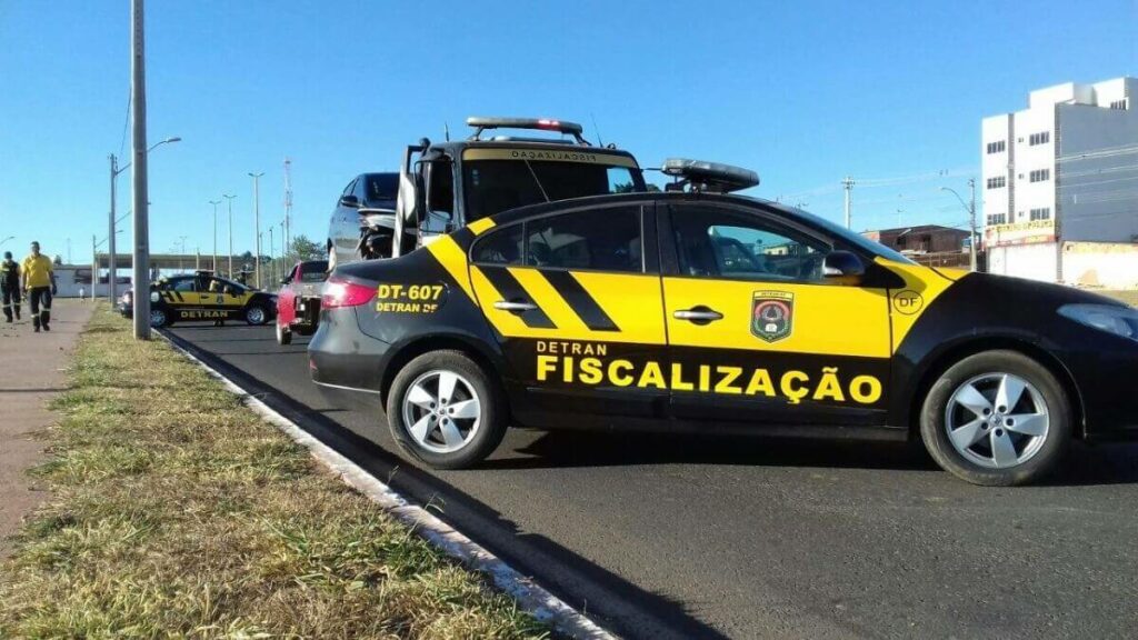 Carros de fiscalização do DETRAN DF