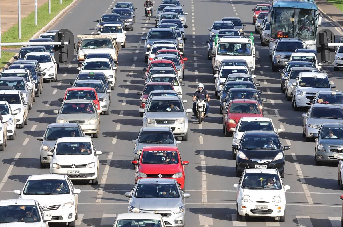 Foto de vários carros na estrada