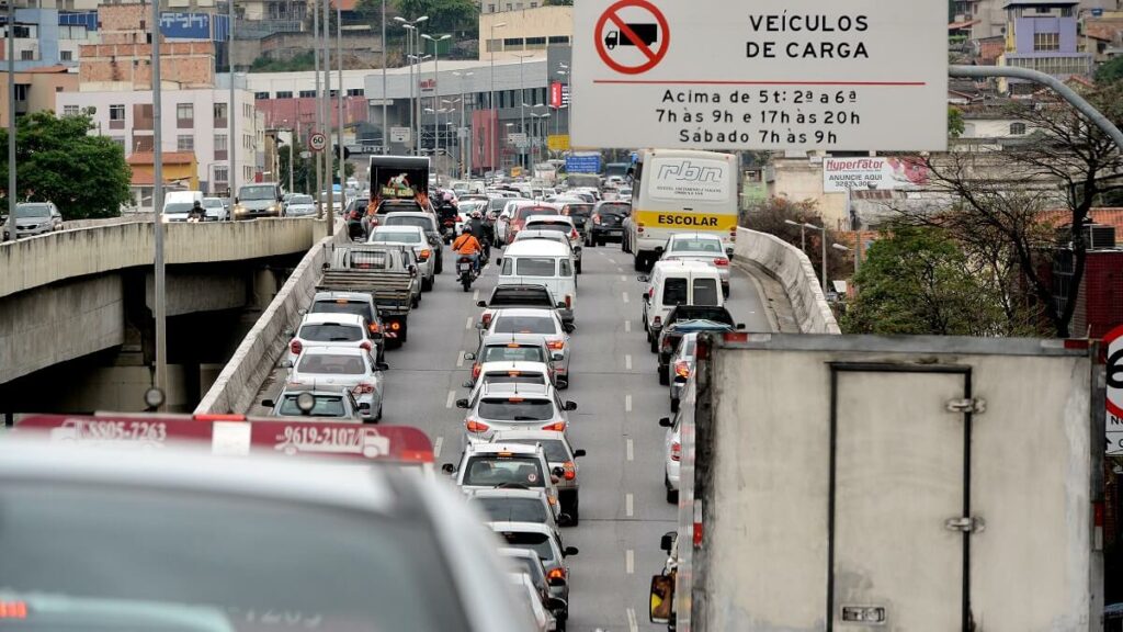 Foto de vários carros em uma estrada