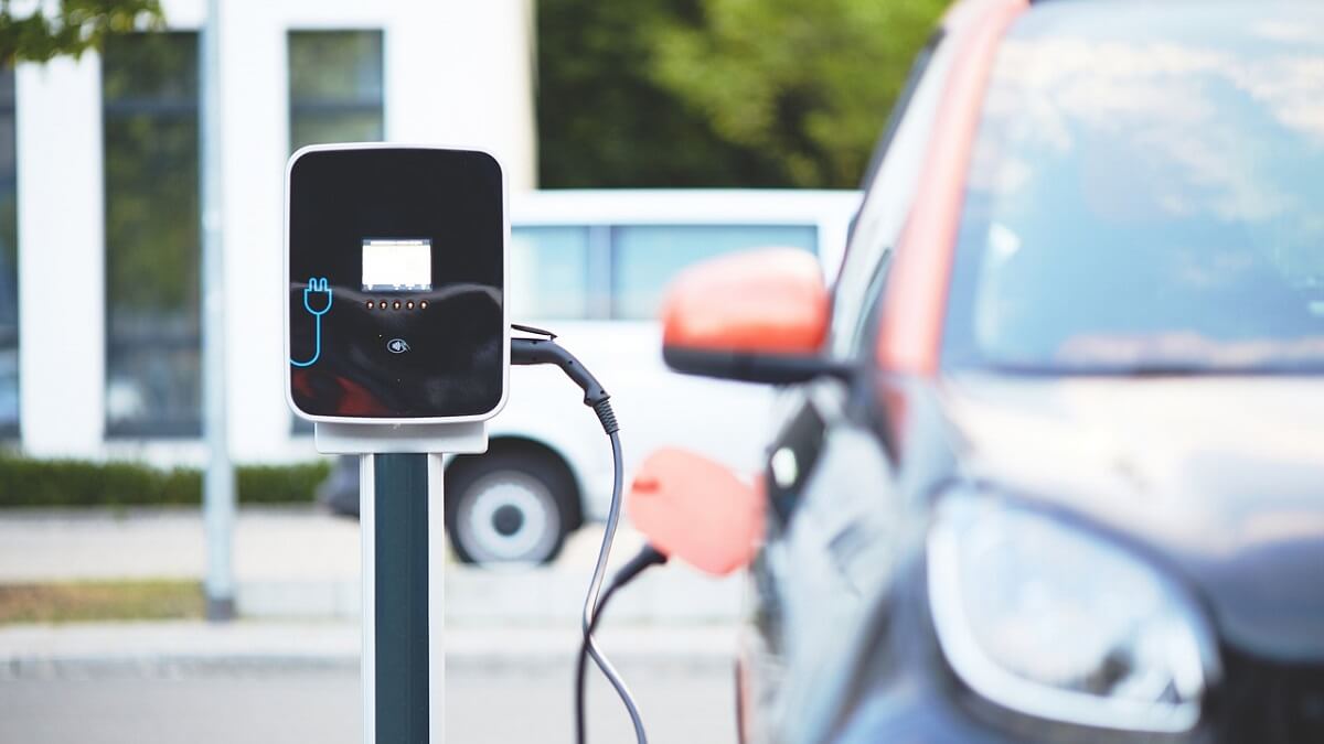 Carro elétrico usando o Carregador mais rápido