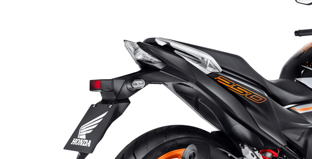 Honda CB 250 F Twister 2022 linhas traseiras