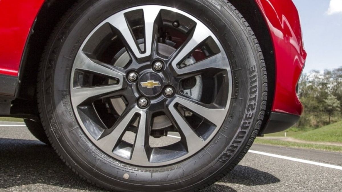 Melhores Pneus para o Chevrolet Onix vermelho