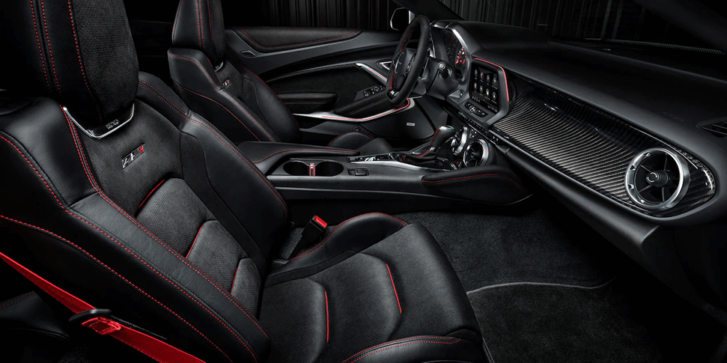 Chevrolet Camaro 2022 espaço interno