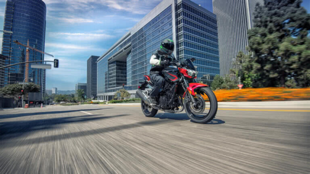 Kawasaki Z 400 2022 vermelha na cidade