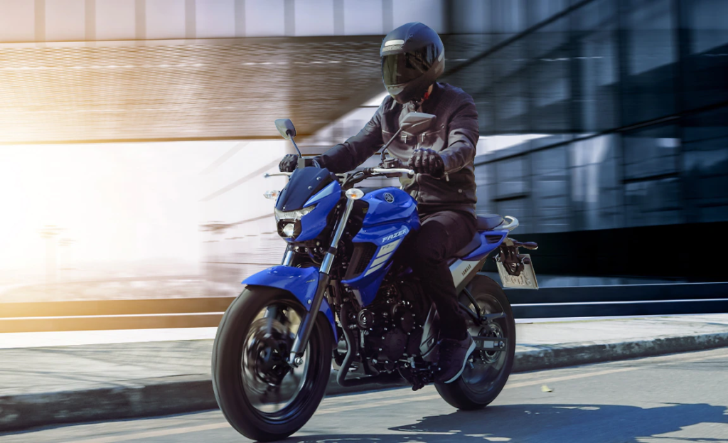 Yamaha Fazer 250 2022 posição de pilotar