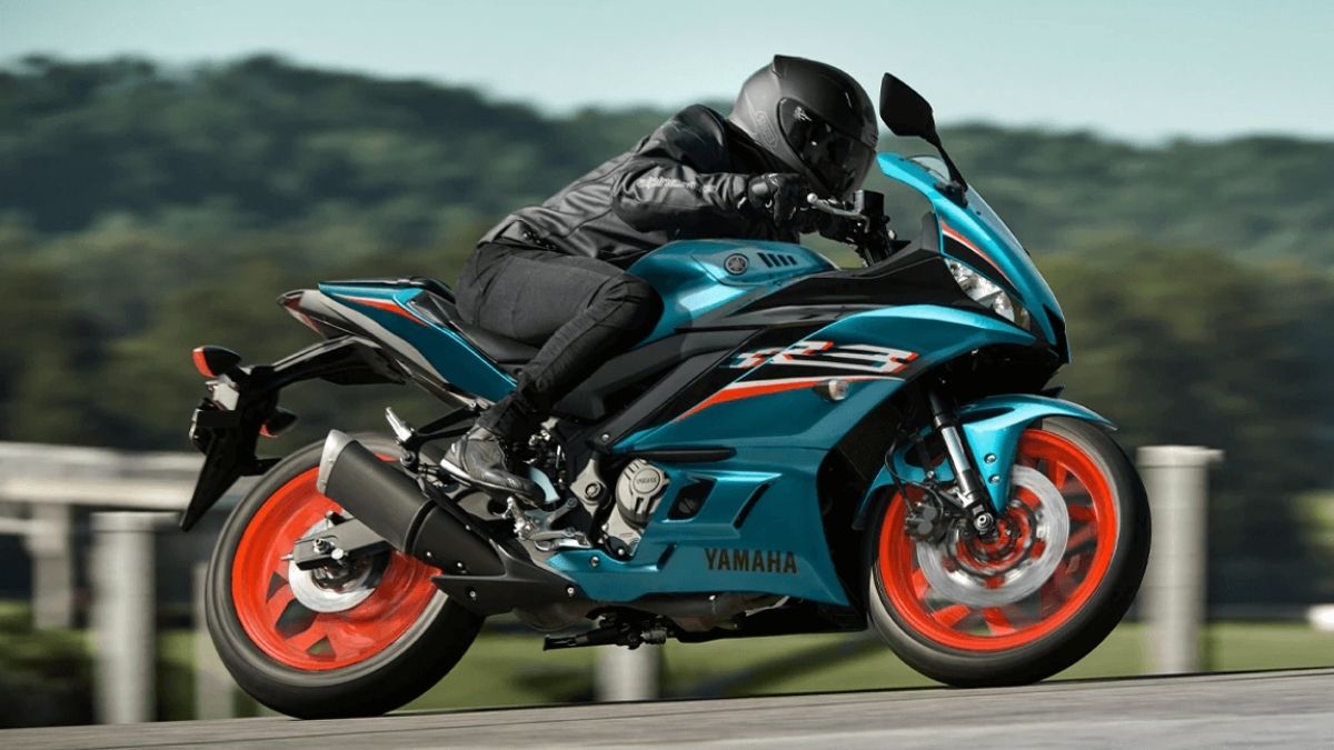 Yamaha R3 2022 verde com rodas laranja