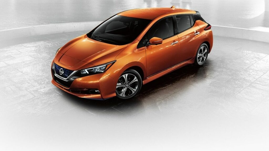 Nissan Leaf 2022 lateral esquerda