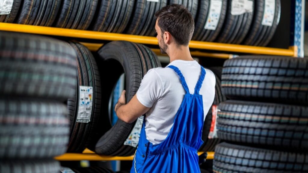 Homem guardando Pneu Bridgestone na prateleira