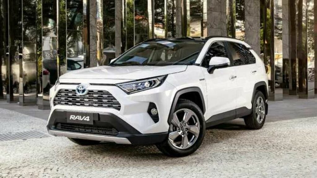 Frente do Toyota RAV4 2022 na cor branca