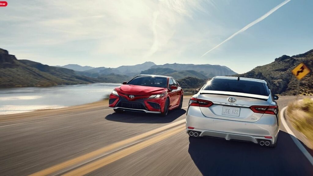 Estrada com 2 Toyota Camry 2022, um brando e outro vermelho