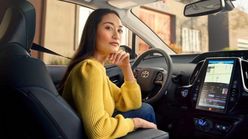Toyota Prius 2022 interior com mulher ao volante