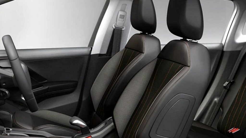 Peugeot 2008 2022 bancos de couro pretos