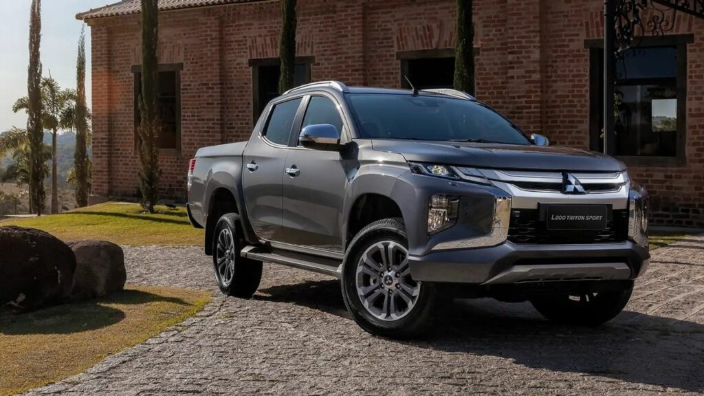 Mitsubishi L200 2022 cinza frente