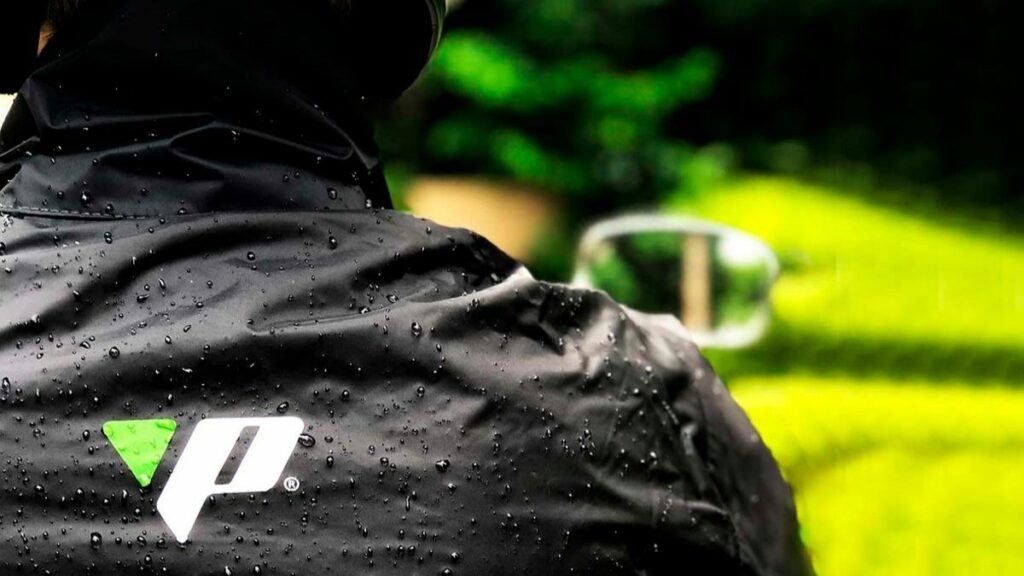 Motoqueiro usando capa na chuva