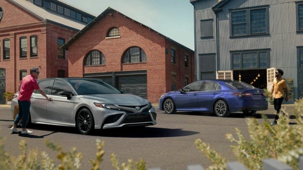 Camry 2022 prata e azul estacionados