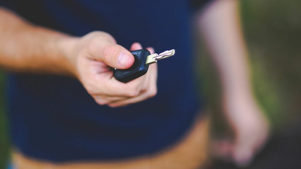 Como vender bem o seu carro: homem entregando chave