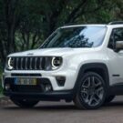 Foto lateral de um Jeep Renegade Branco 2023