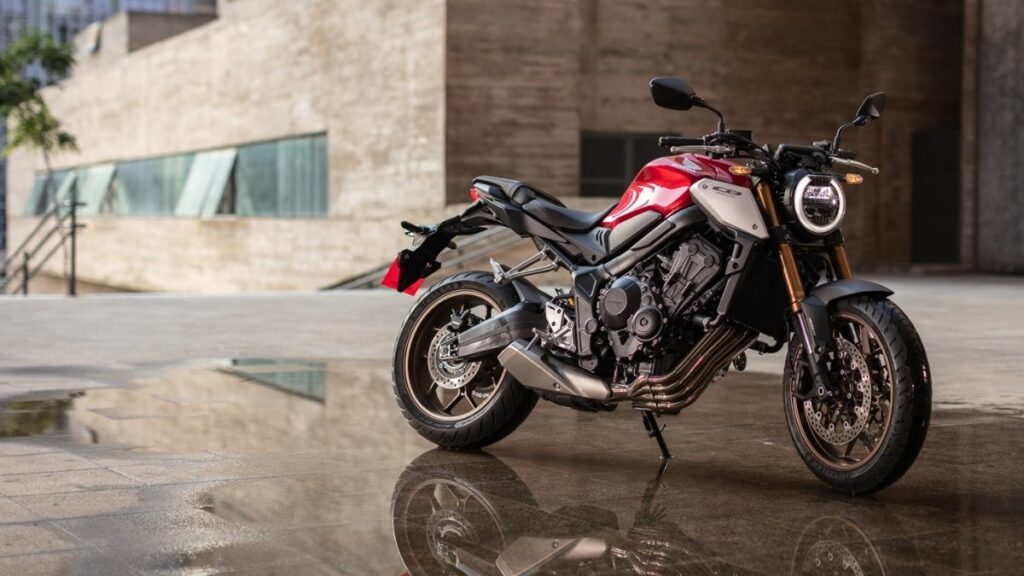 CB 650R 2022 lateral e cores