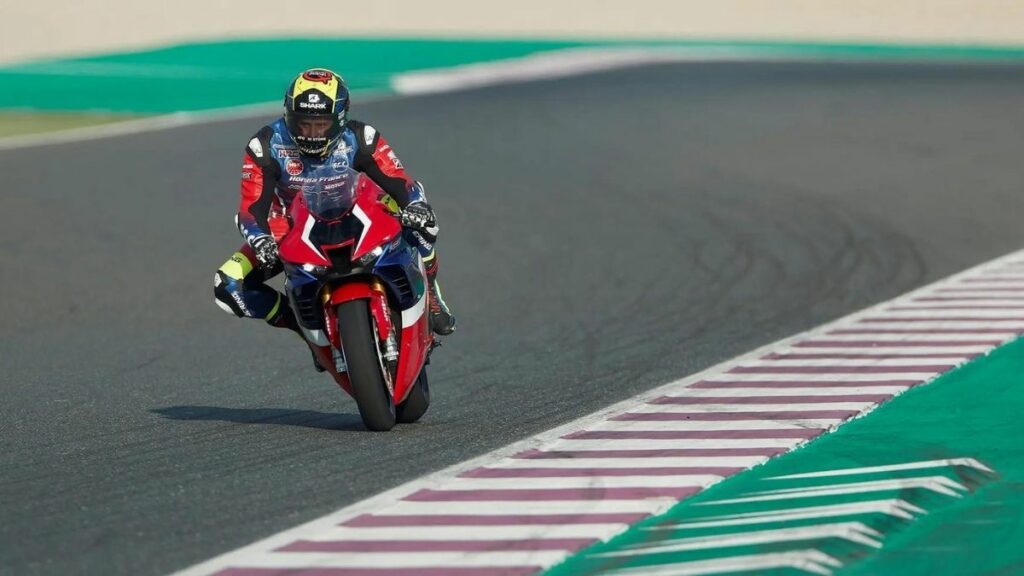 CBR 1000RR-R Fireblade SP 2022 pilotagem