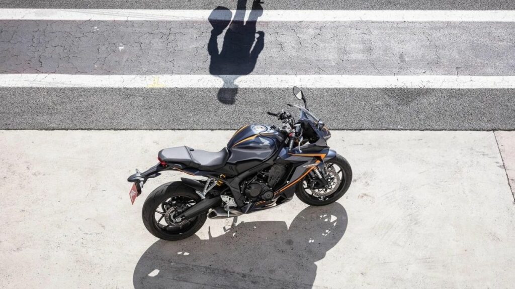 CBR 650R 2022 preta