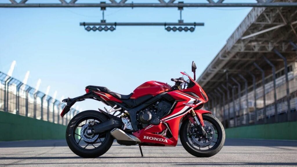 CBR 650R 2022 vermelha na pista