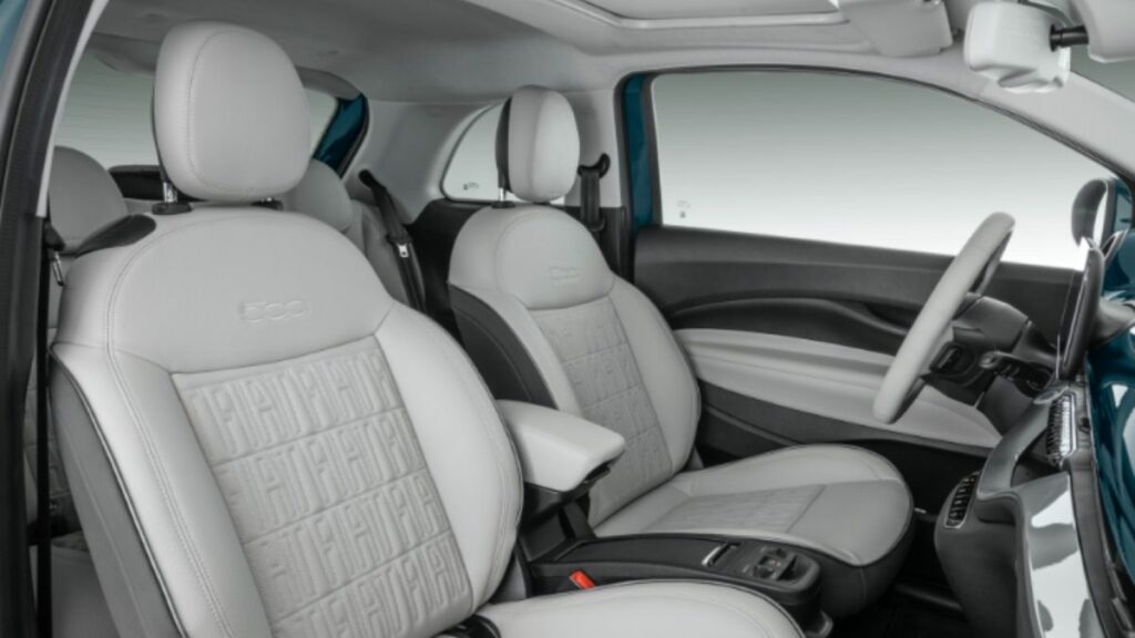 Fiat 500e 2022 interior conforto