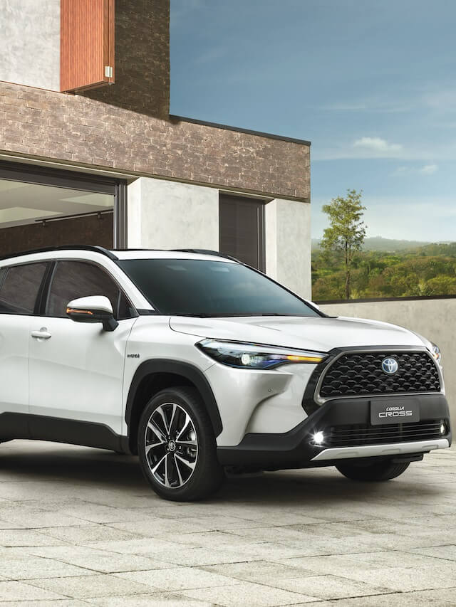 Corolla Cross 2022 Branco estacionado na garagem