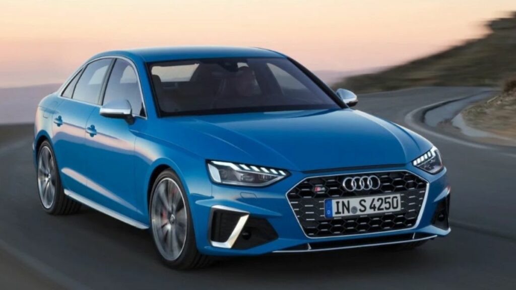 Audi A4 2022 azul lateral, na estrada
