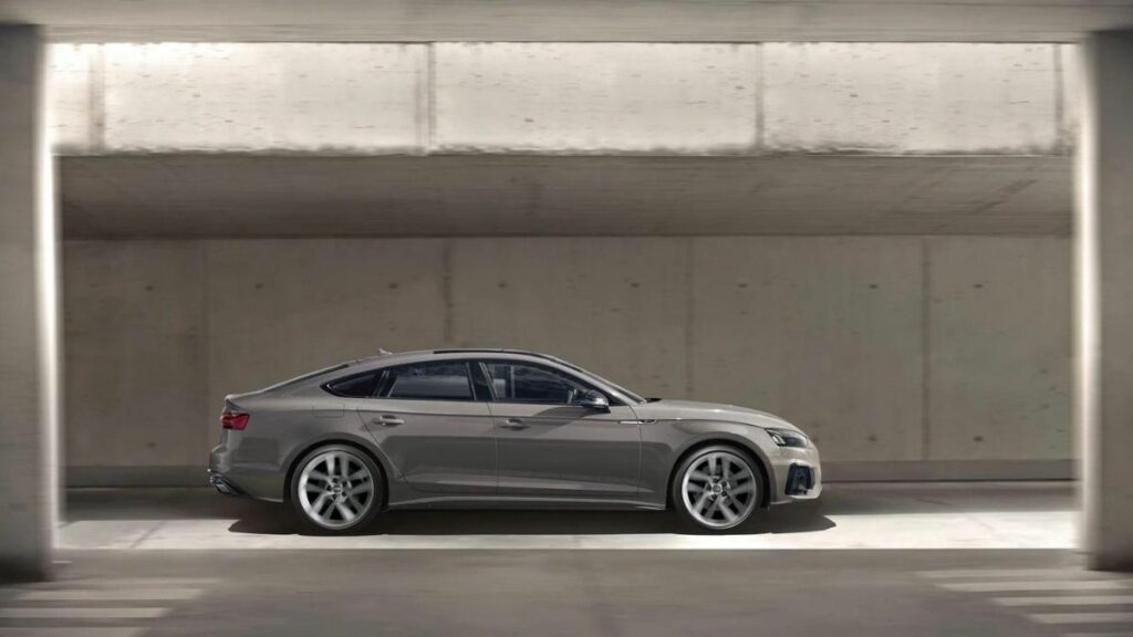 Audi A5 2022 lateral