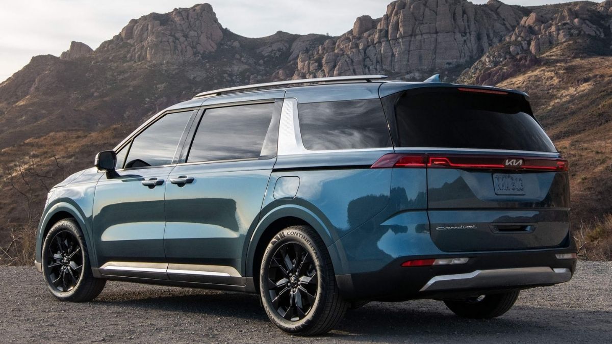 Kia Carnival 2022 lateral esquerda