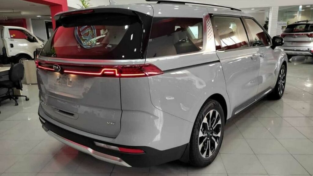 Kia Carnival 2022 traseira