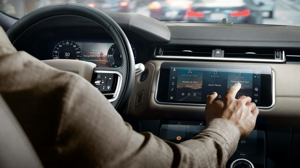 Interior com enorme central multimídia no Velar 2022