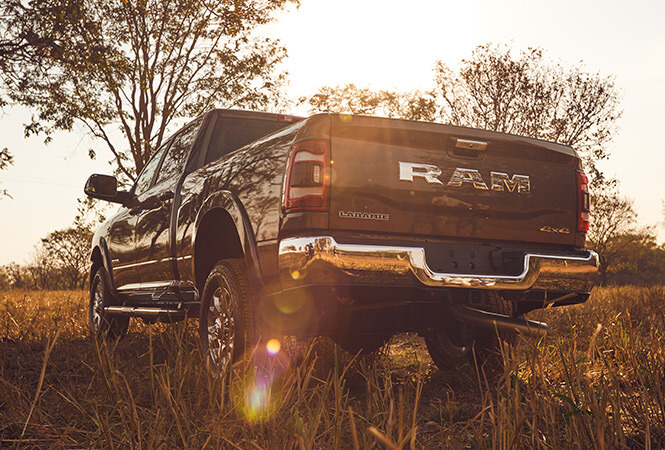 RAM 2500 Laramie 2022 traseira