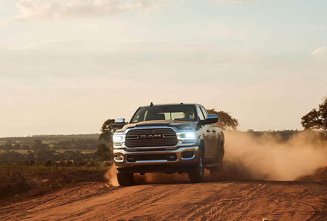 RAM 2500 Laramie 2022 no campo
