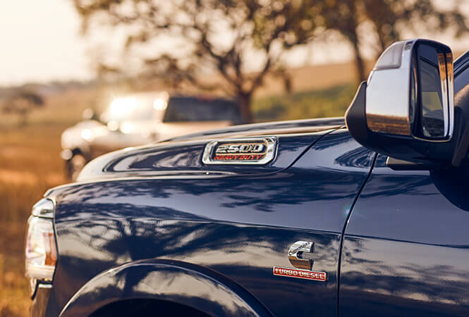 Detalhe no capô com detalhes da motorização e versões