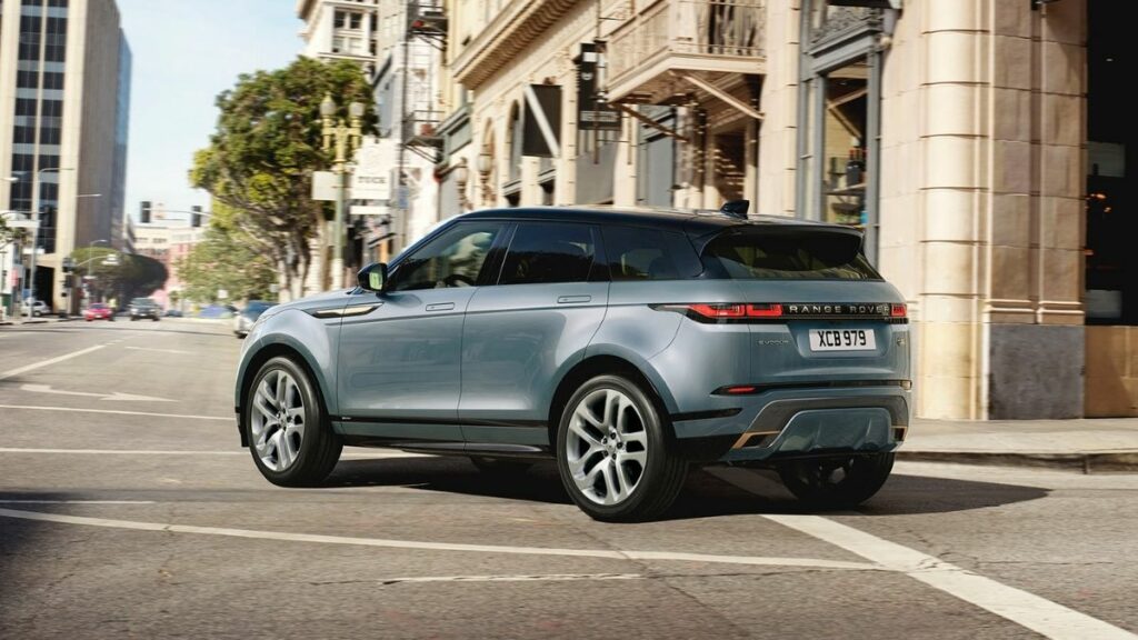 Evoque 2022 azul de lado, rodando no centro de uma grande cidade